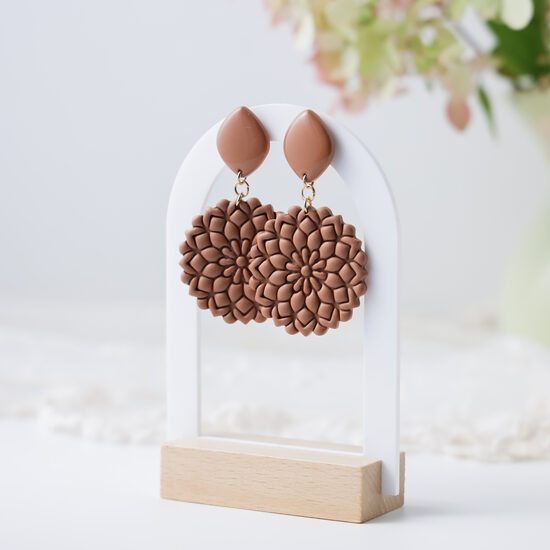 Maigi brūni auskari ar ziedu motīvu