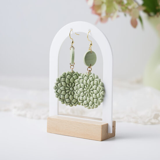 Maigi zaļi auskari ar ziedu motīvu