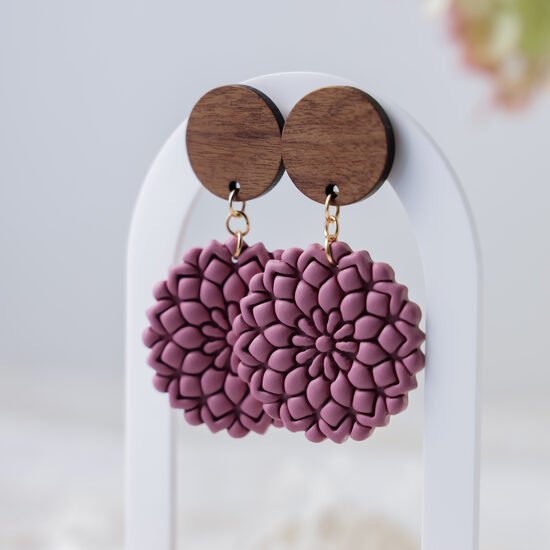 Aveņu krāsas auskari ar ziedu motīvu