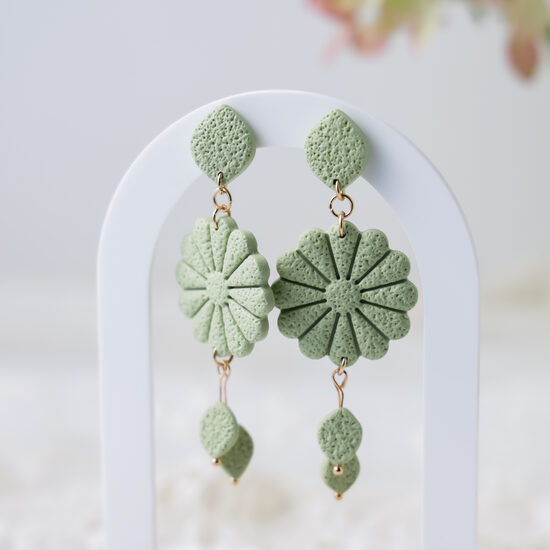 Gaiši zaļi auskari ar ziedu motīvu