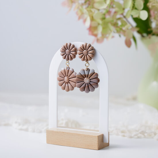 Kakao krāsas auskari ar ziedu motīvu