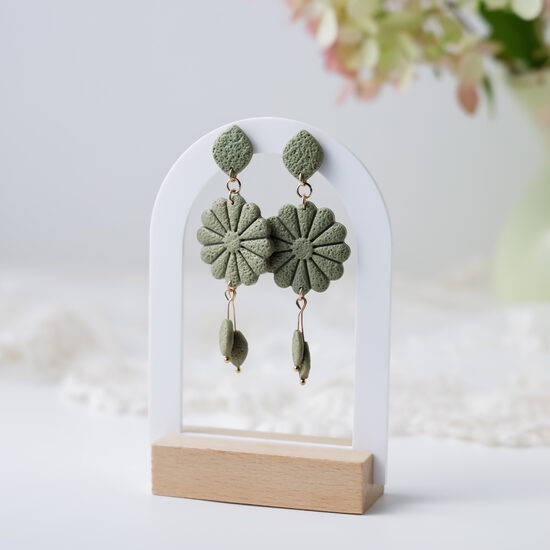 Olīvzaļi auskari ar ziedu motīvu