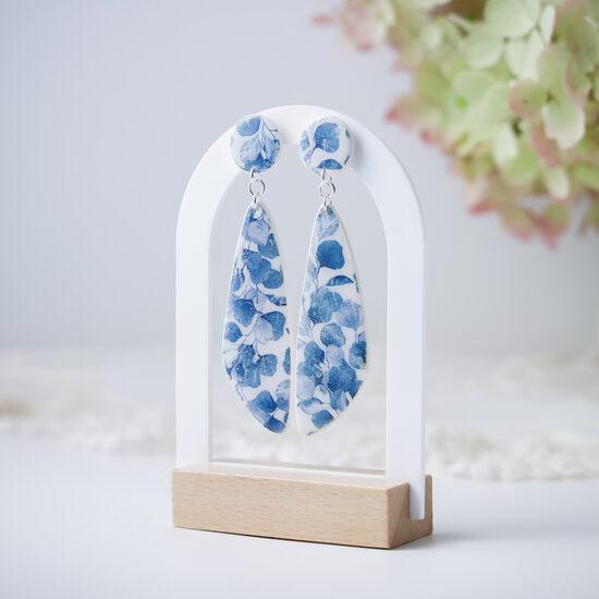 Gari auskari ar zilu lapu rakstu