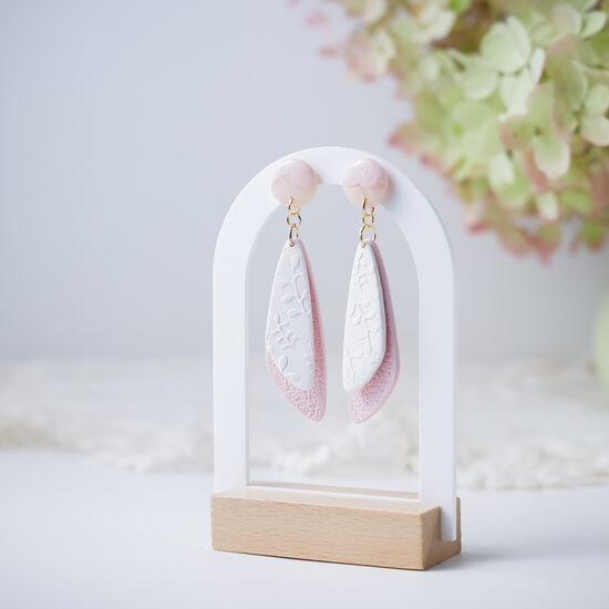 Maigi rozā auskari ar baltu akcentu