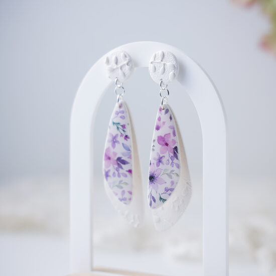 Balti auskari ar lavandas krāsas ziedu rakstu