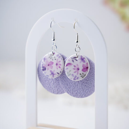 Lavandas toņu auskari ar violetu ziedu rakstu