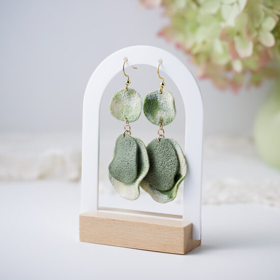 Zaļi auskari ar nevienmērīgu formu