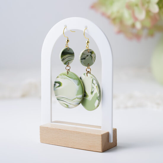 Zaļi auskari ar marmora rakstu