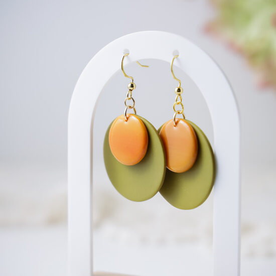 Olīvzaļi auskari ar oranžu akcentu