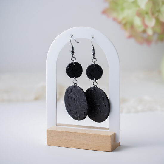 Melni auskari ar rakstu