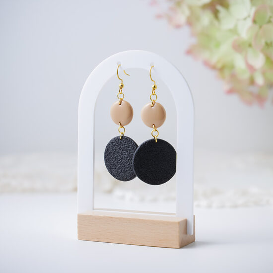 Melni auskari ar bēšu akcentu