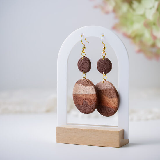 Auskari siltos, brūnos toņos