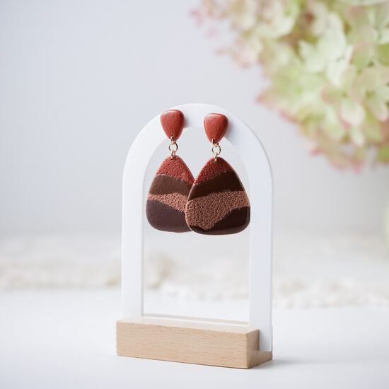 Brūnu toņu auskari ar oranžu akcentu