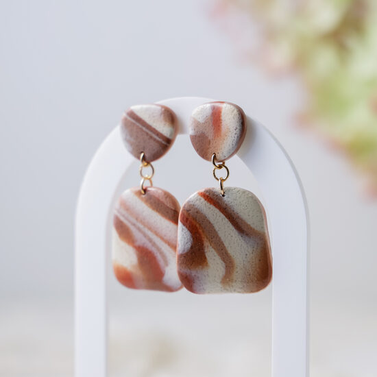 Auskari terakotas un krēmkrāsas toņos