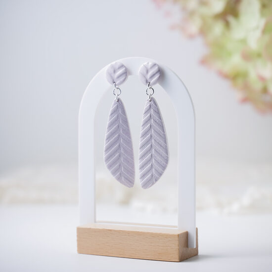 Auskari maigā lavandas krāsā