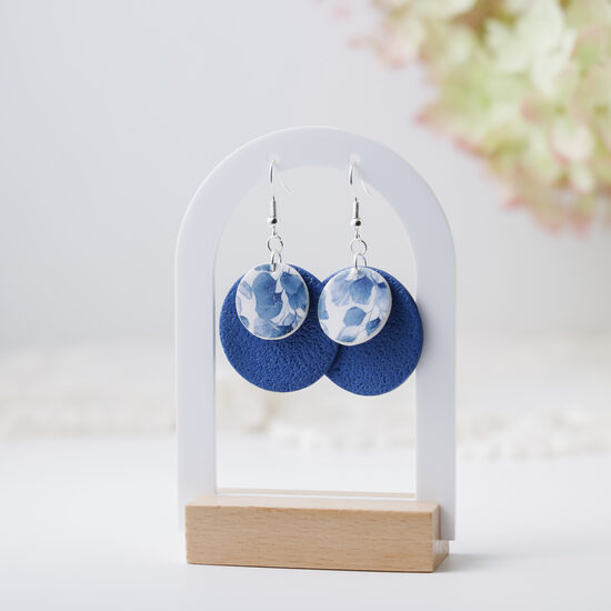 Zili auskari ar zilu lapiņu akcentu