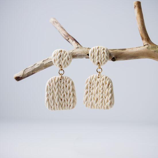 Auskari sitā krēmkrāsā ar adījuma rakstu