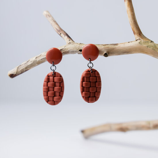 Terakotas oranži auskarī ar pinuma rakstu