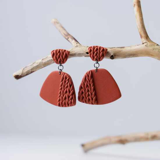 Terakotas krāsas auskari ar adījuma rakstu