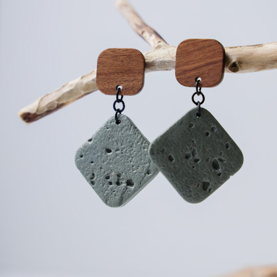 Teksturēti, pelēkzaļi auskari