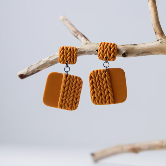 Oranžas krāsas auskari ar adījuma rakstu