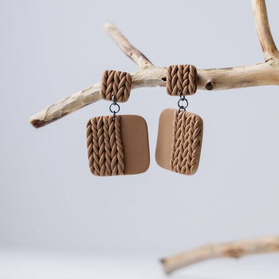 Auskari latte krāsā ar adījuma rakstu