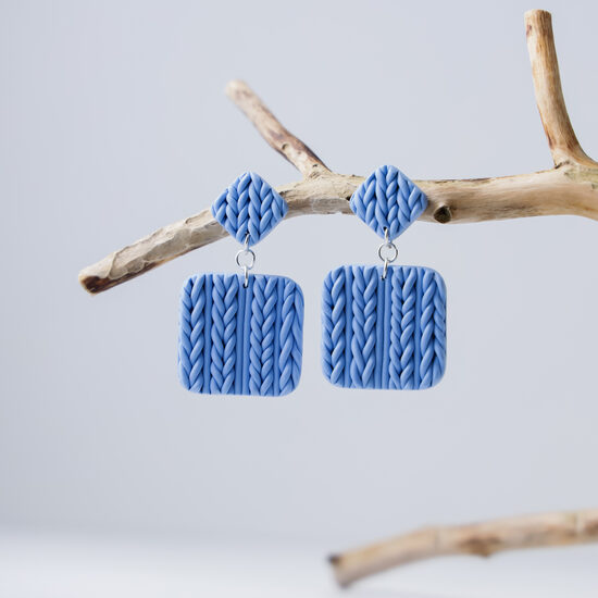 Zili auskari ar adījuma rakstu