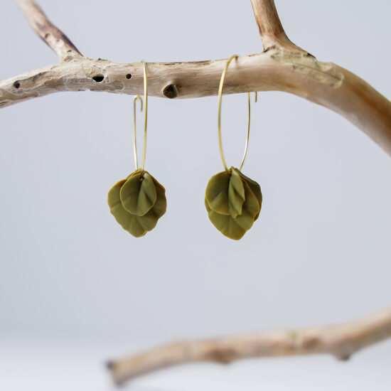 Olīvu zaļi lapiņu auskari uz riņķīš