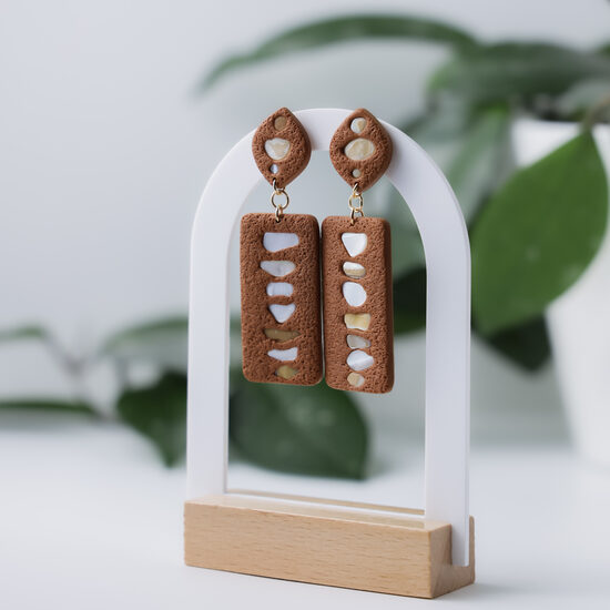 Brūni auskari ar akmentiņiem