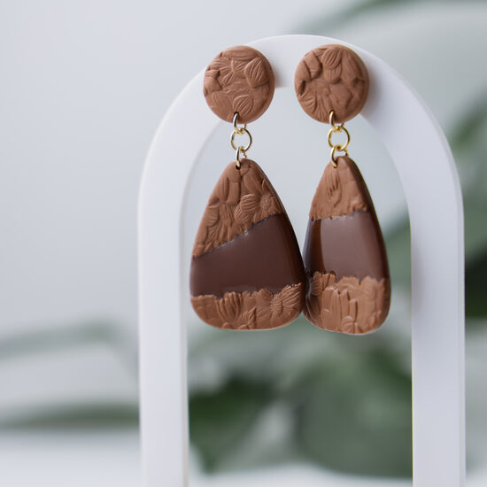 Brūni auskari ar ziedu nospiedumiem