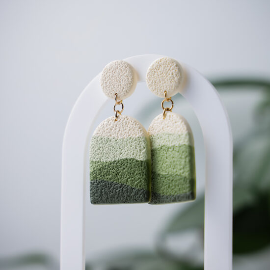 Krēmkrāsas auskari ar zaļu toņu pārejām