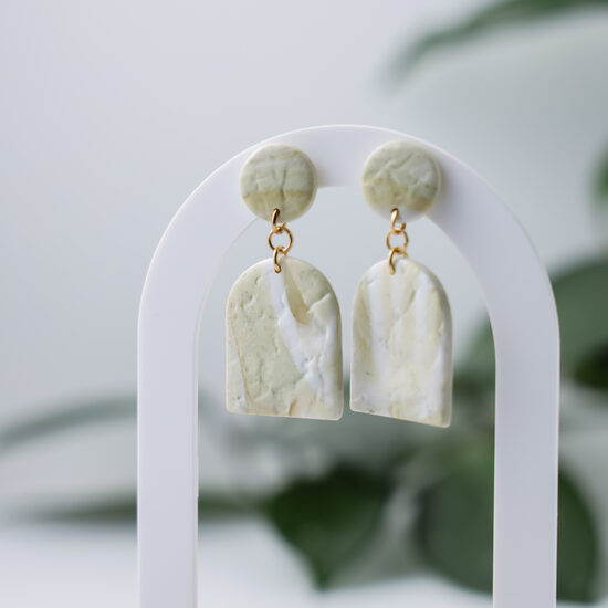 Teksturēti auskari ar maigi zaļu nokrāsu