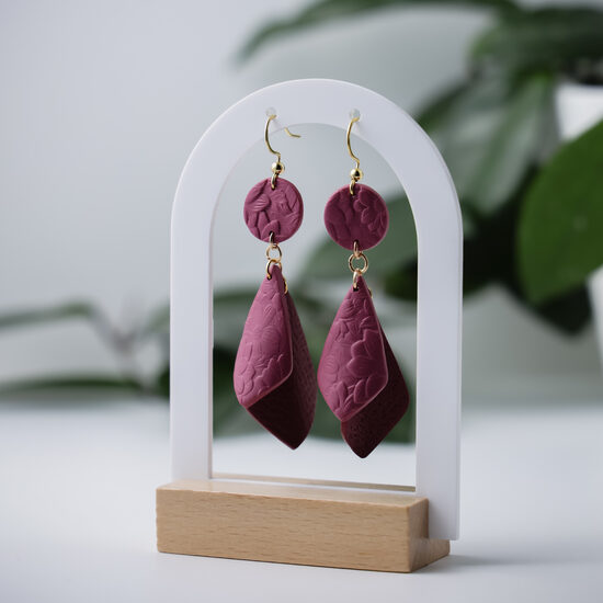 Aveņu krāsas auskari ar tekstūru un ziedu nospiedumu