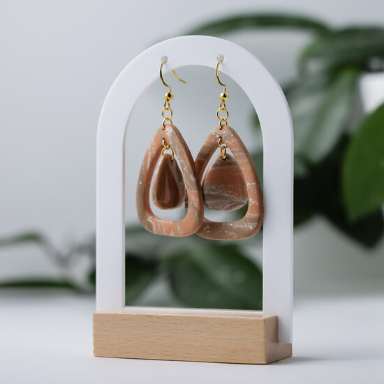 Auskari brūnos toņos ar marmora rakstu