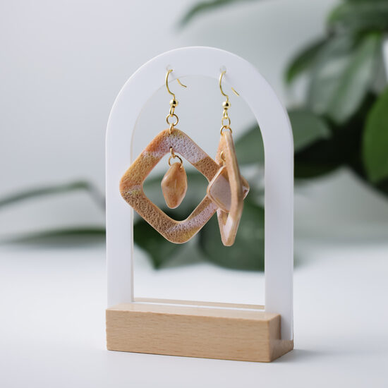 Auskari bēšos toņos