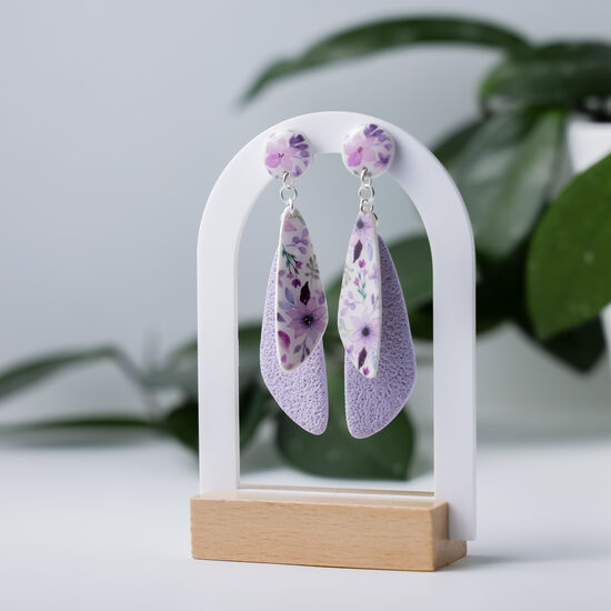 Lavandas krāsas auskari ar ziedu rakstu