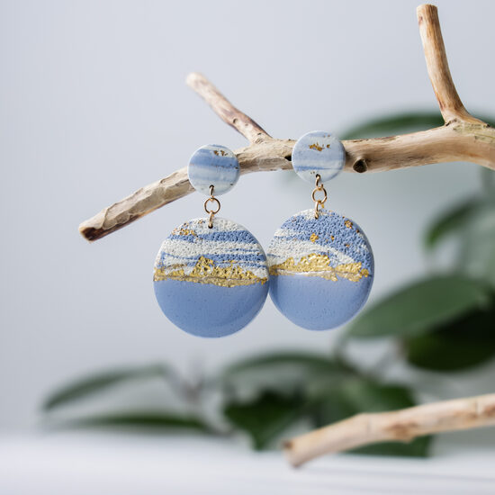 Zili auskari ar zeltainu akcentu