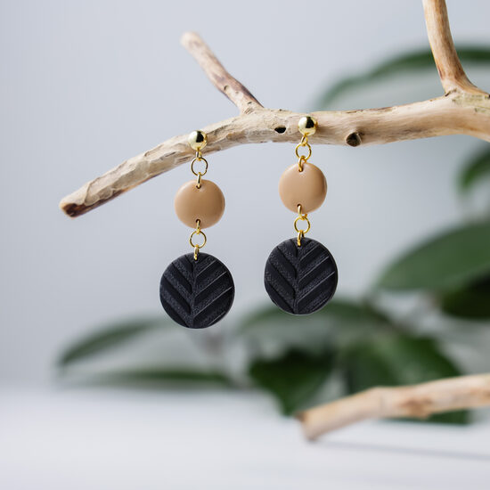 Melni auskari ar bēšu akcentu