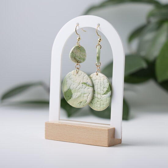 Gaiši zaļi auskari ar teksturētu virsmu