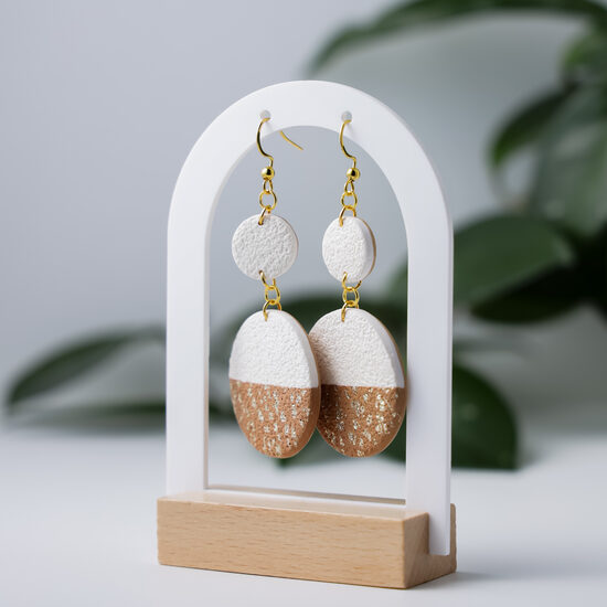 Auskari baltā un siltā terakotas tonī