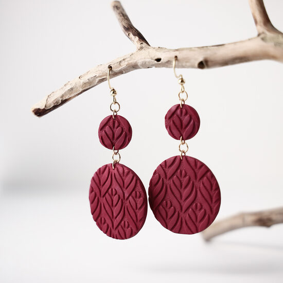 Bordo krāsas auskari ar rakstu