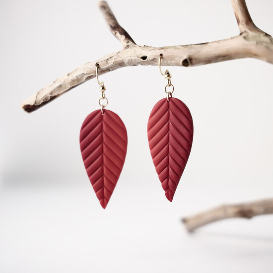 Lapas formas auskari piesātinātā oranžā tonī