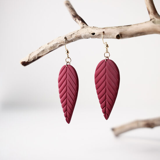 Lapas formas auskari plūmju krāsā