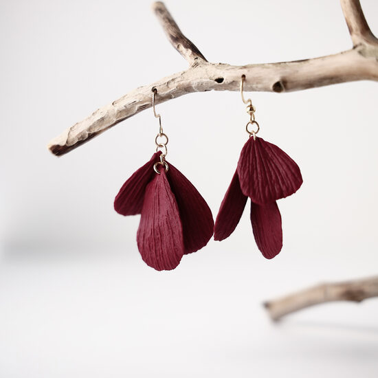 Ziedlapiņu auskari bordo krāsā