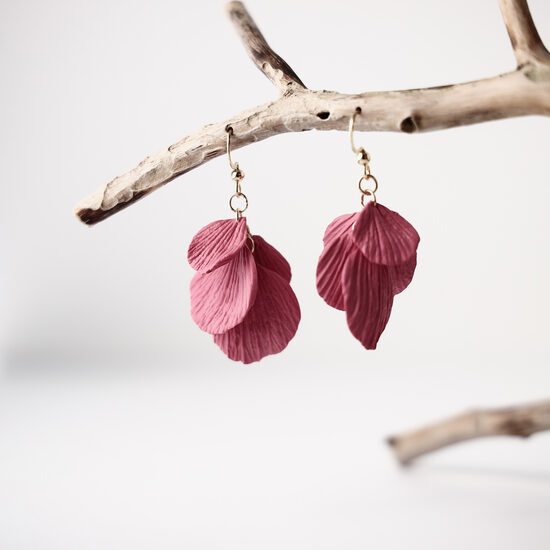 Ziedlapiņu auskari tumšā pūderrozā krāsā