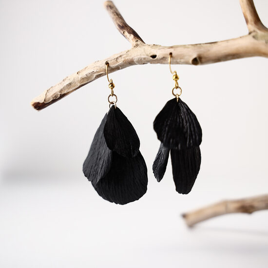 Melni ziedlapiņu auskari