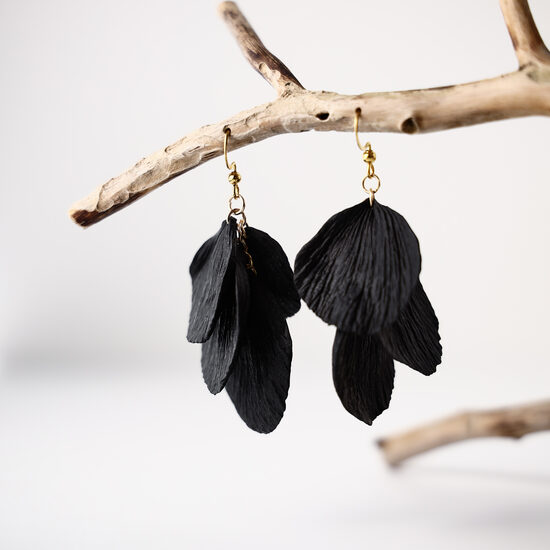 Melni ziedlapiņu auskari