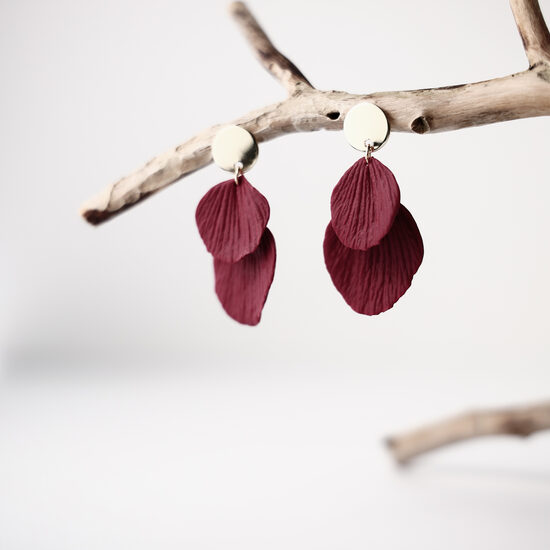 Auskari ar divām ziedlapiņām bordo krāsā