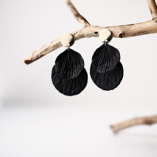 Auskari ar divām ziedlapiņām melnā krāsā