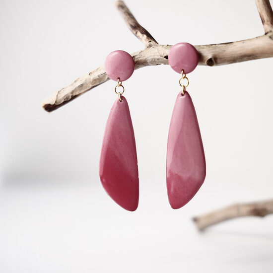 Garas formas auskari rozā toņos